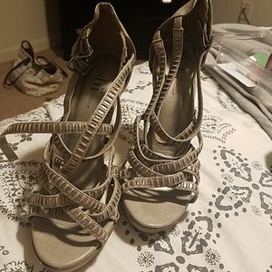 Shi grey high heels